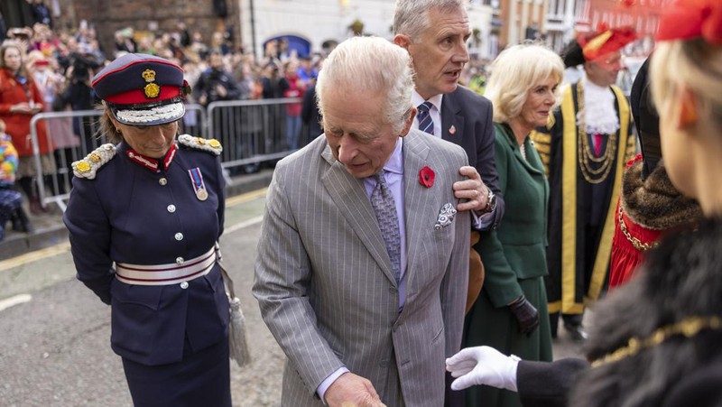 Raja Inggris Charles III bereaksi setelah telur dilemparkan ke arahnya ketika ia tiba untuk upacara tradisional di Micklegate Bar, York, Inggris, Rabu (9/11/2022).  Sebanyak empat telur dilemparkan ke arah Raja Charles dan Camilla saat mereka tiba. (James Glossop/Pool Photo via AP)