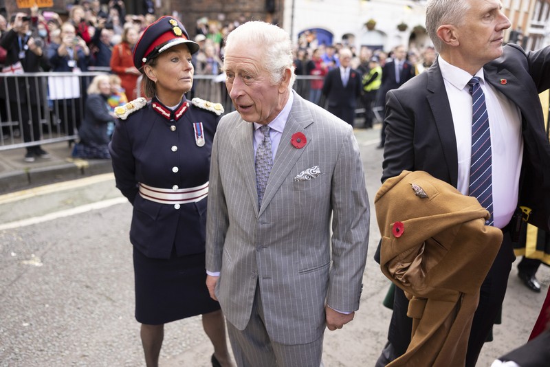 Raja Inggris Charles III dan Camilla dilempar telur Raja Inggris Charles III bereaksi setelah telur dilemparkan ke arahnya ketika ia tiba untuk upacara tradisional di Micklegate Bar, York, Inggris, Rabu (9/11/2022). Sebanyak empat telur dilemparkan ke arah Raja Charles dan Camilla saat mereka tiba. (James Glossop/Pool Photo via AP)