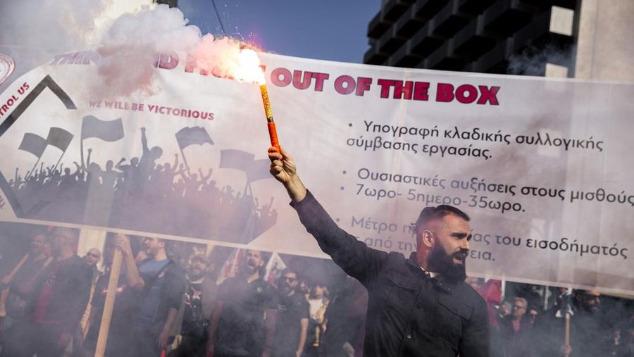 09 November 2022, Greece, Athen: Members of the communist trade union PAME protest against high prices during a 24-hour general strike in Athens. The major Greek trade unions have called for a nationwide 24-hour strike. Photo: Socrates Baltagiannis/dpa (Socrates Baltagiannis/picture alliance via Getty Images)