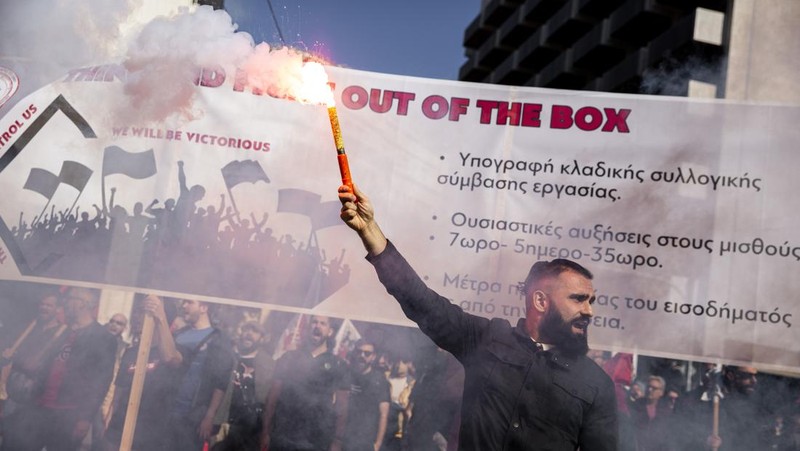 09 November 2022, Greece, Athen: Members of the communist trade union PAME protest against high prices during a 24-hour general strike in Athens. The major Greek trade unions have called for a nationwide 24-hour strike. Photo: Socrates Baltagiannis/dpa (Socrates Baltagiannis/picture alliance via Getty Images)