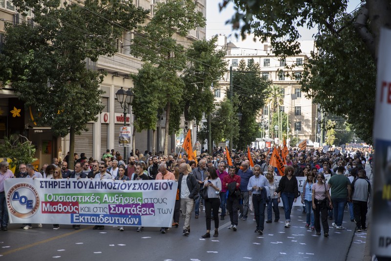 09 November 2022, Greece, Athen: Members of the communist trade union PAME protest against high prices during a 24-hour general strike in Athens. The major Greek trade unions have called for a nationwide 24-hour strike. Photo: Socrates Baltagiannis/dpa (Socrates Baltagiannis/picture alliance via Getty Images)
