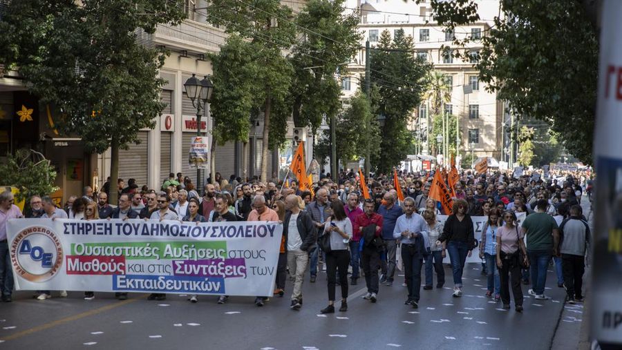 09 November 2022, Greece, Athen: Members of the communist trade union PAME protest against high prices during a 24-hour general strike in Athens. The major Greek trade unions have called for a nationwide 24-hour strike. Photo: Socrates Baltagiannis/dpa (Socrates Baltagiannis/picture alliance via Getty Images)