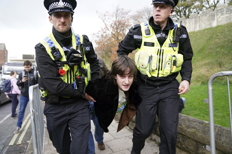 Raja Inggris Charles III bereaksi setelah telur dilemparkan ke arahnya ketika ia tiba untuk upacara tradisional di Micklegate Bar, York, Inggris, Rabu (9/11/2022).  Sebanyak empat telur dilemparkan ke arah Raja Charles dan Camilla saat mereka tiba. (James Glossop/Pool Photo via AP)