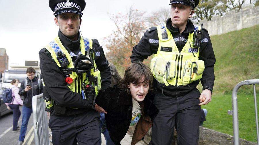 Raja Inggris Charles III bereaksi setelah telur dilemparkan ke arahnya ketika ia tiba untuk upacara tradisional di Micklegate Bar, York, Inggris, Rabu (9/11/2022).  Sebanyak empat telur dilemparkan ke arah Raja Charles dan Camilla saat mereka tiba. (James Glossop/Pool Photo via AP)