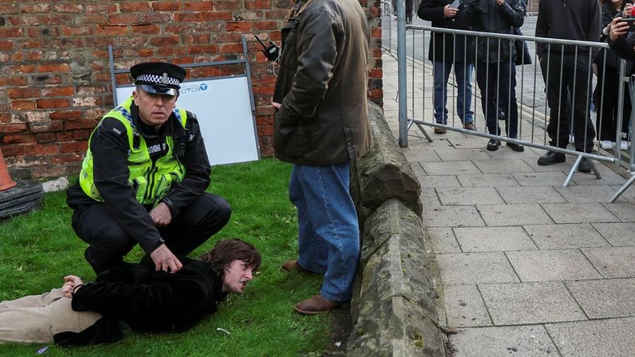 Raja Inggris Charles III bereaksi setelah telur dilemparkan ke arahnya ketika ia tiba untuk upacara tradisional di Micklegate Bar, York, Inggris, Rabu (9/11/2022).  Sebanyak empat telur dilemparkan ke arah Raja Charles dan Camilla saat mereka tiba. (James Glossop/Pool Photo via AP)