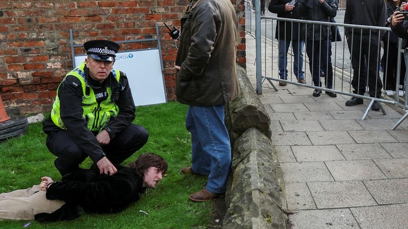 Raja Inggris Charles III bereaksi setelah telur dilemparkan ke arahnya ketika ia tiba untuk upacara tradisional di Micklegate Bar, York, Inggris, Rabu (9/11/2022).  Sebanyak empat telur dilemparkan ke arah Raja Charles dan Camilla saat mereka tiba. (James Glossop/Pool Photo via AP)