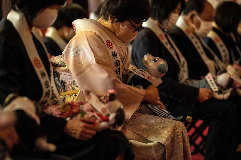Anjing robot Sony 'Aibo' di ikut sertakan dalam upacara ritual Sichi-Go-San. Owners of Sony's entertainment robot dog