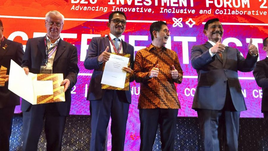 Dari kiri ke kanan:
Bert Hufener, CEO/Authorized Signature SBW Energy yang sekaligus mewakili Intec  Engineering GmbH; Bobby Gafur Umar, CEO/Presiden Direktur PT Maharaksa Biru Energi Tbk; Ketua Umum KADIN Indonesia M. Arsjad Rasjid; dan Menko Marinvest Luhut Binsar Panjaitan, usai penandatanganan antara PT Maharaksa Biru Energi Tbk (“OASA”) dan Intec  Engineering GmbH / SBW Energy GmbH Jerman, untuk sebuah kerjasama aliansi strategis di bidang pengembangan proyek-proyek energi terbarukan di Indonesia, di Bali, Jumat (11/11/2022).
