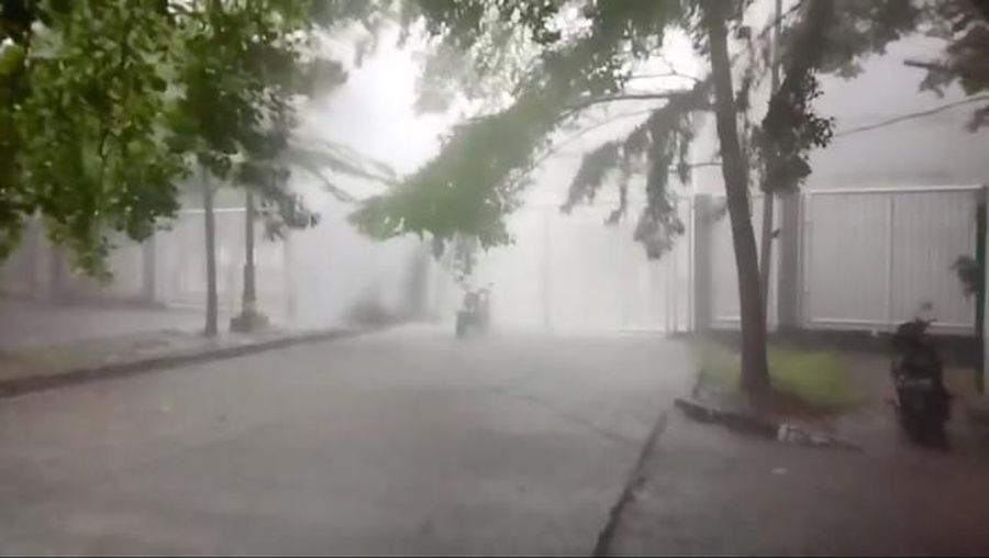 Hujan di satu titik di Bekasi