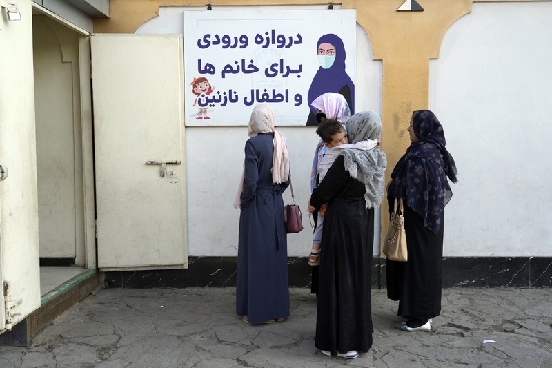 Seorang pejuang Taliban berjaga di sebuah taman hiburan, di Kabul, Afghanistan, Kamis, (10/11/2022). Taliban telah melarang wanita menggunakan gym dan taman di Afghanistan. Larangan berlaku usai Taliban mengatakan ada pembatasan bagi perempuan mengakses taman publik. (AP Photo/Ebrahim Noroozi))