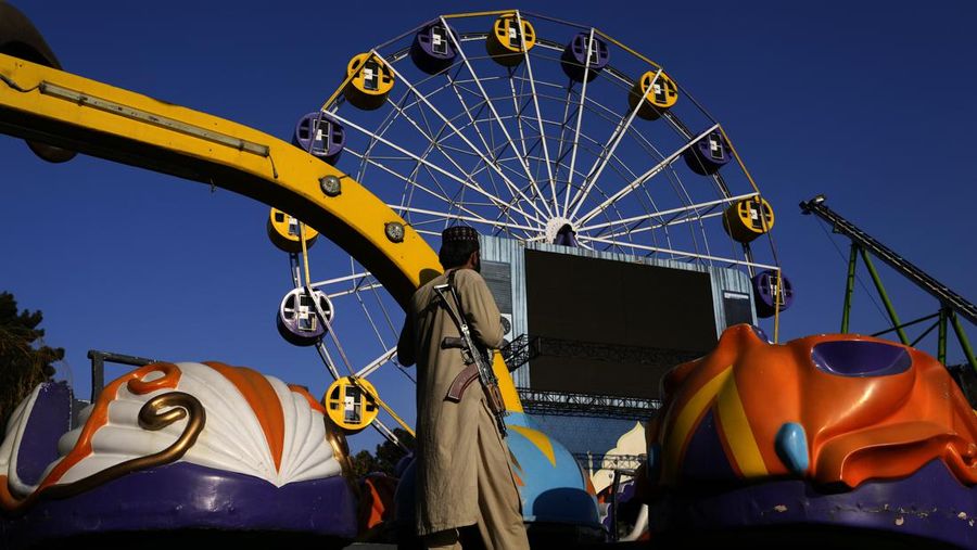 Seorang pejuang Taliban berjaga di sebuah taman hiburan, di Kabul, Afghanistan, Kamis, (10/11/2022). Taliban telah melarang wanita menggunakan gym dan taman di Afghanistan. Larangan berlaku usai Taliban mengatakan ada pembatasan bagi perempuan mengakses taman publik. (AP Photo/Ebrahim Noroozi))