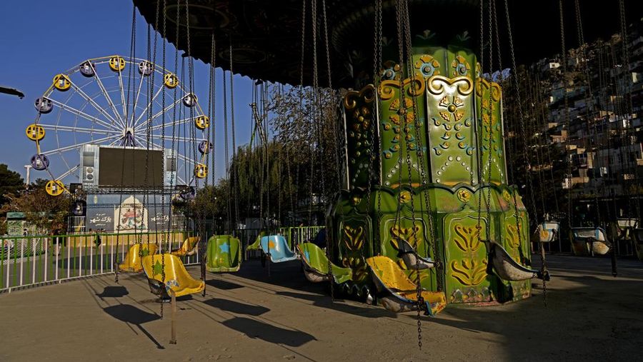 Seorang pejuang Taliban berjaga di sebuah taman hiburan, di Kabul, Afghanistan, Kamis, (10/11/2022). Taliban telah melarang wanita menggunakan gym dan taman di Afghanistan. Larangan berlaku usai Taliban mengatakan ada pembatasan bagi perempuan mengakses taman publik. (AP Photo/Ebrahim Noroozi))