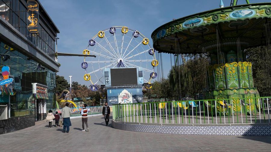 Seorang pejuang Taliban berjaga di sebuah taman hiburan, di Kabul, Afghanistan, Kamis, (10/11/2022). Taliban telah melarang wanita menggunakan gym dan taman di Afghanistan. Larangan berlaku usai Taliban mengatakan ada pembatasan bagi perempuan mengakses taman publik. (AP Photo/Ebrahim Noroozi))
