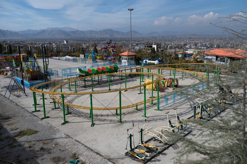 Larangan Wanita Afghanistan Mengunjungi Taman Hiburan oleh Taliban Seorang pejuang Taliban berjaga di sebuah taman hiburan, di Kabul, Afghanistan, Kamis, (10/11/2022). Taliban telah melarang wanita menggunakan gym dan taman di Afghanistan. Larangan berlaku usai Taliban mengatakan ada pembatasan bagi perempuan mengakses taman publik. (AP Photo/Ebrahim Noroozi))
