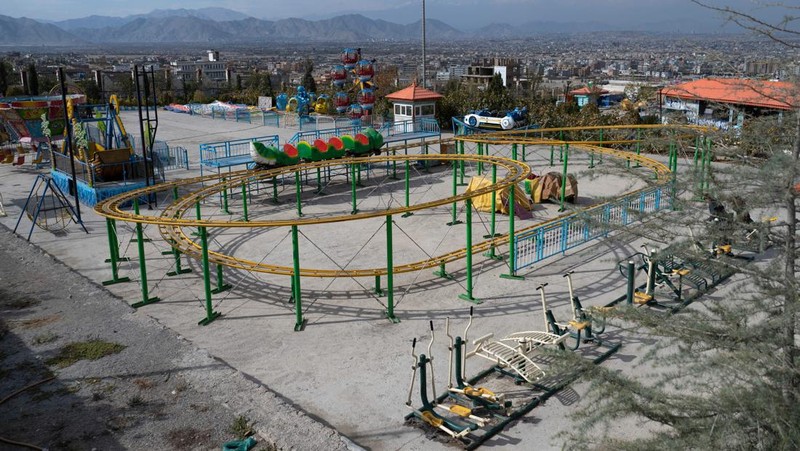 Seorang pejuang Taliban berjaga di sebuah taman hiburan, di Kabul, Afghanistan, Kamis, (10/11/2022). Taliban telah melarang wanita menggunakan gym dan taman di Afghanistan. Larangan berlaku usai Taliban mengatakan ada pembatasan bagi perempuan mengakses taman publik. (AP Photo/Ebrahim Noroozi))