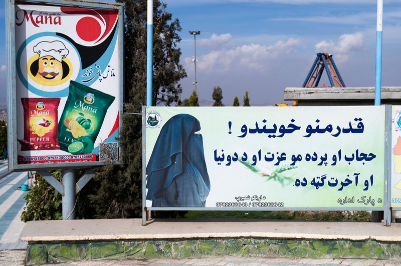 Seorang pejuang Taliban berjaga di sebuah taman hiburan, di Kabul, Afghanistan, Kamis, (10/11/2022). Taliban telah melarang wanita menggunakan gym dan taman di Afghanistan. Larangan berlaku usai Taliban mengatakan ada pembatasan bagi perempuan mengakses taman publik. (AP Photo/Ebrahim Noroozi))