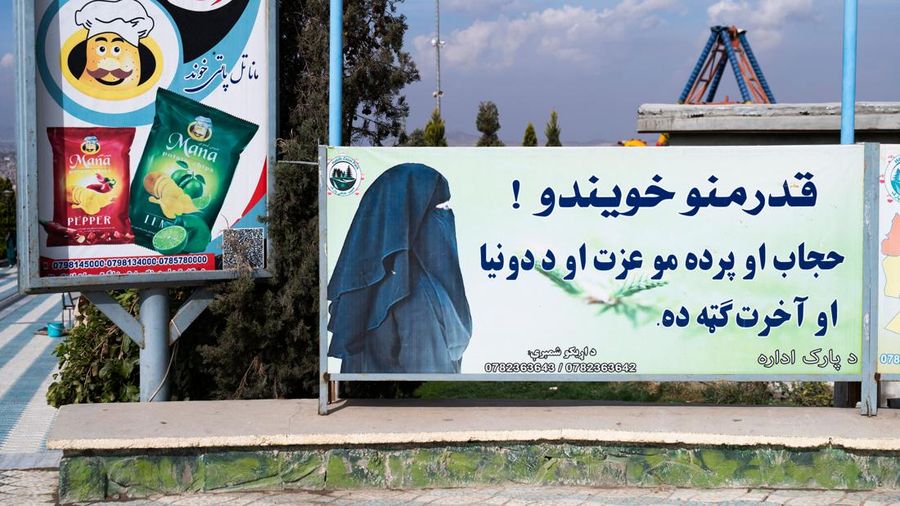 Seorang pejuang Taliban berjaga di sebuah taman hiburan, di Kabul, Afghanistan, Kamis, (10/11/2022). Taliban telah melarang wanita menggunakan gym dan taman di Afghanistan. Larangan berlaku usai Taliban mengatakan ada pembatasan bagi perempuan mengakses taman publik. (AP Photo/Ebrahim Noroozi))