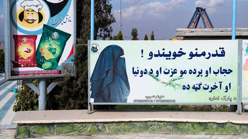 Seorang pejuang Taliban berjaga di sebuah taman hiburan, di Kabul, Afghanistan, Kamis, (10/11/2022). Taliban telah melarang wanita menggunakan gym dan taman di Afghanistan. Larangan berlaku usai Taliban mengatakan ada pembatasan bagi perempuan mengakses taman publik. (AP Photo/Ebrahim Noroozi))