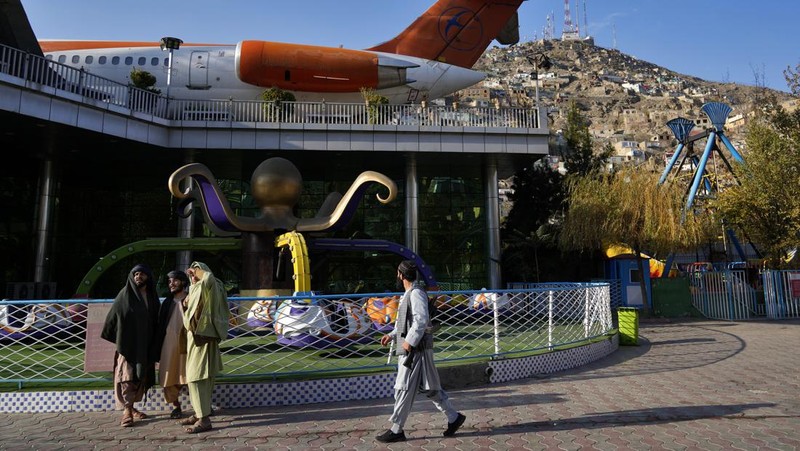 Seorang pejuang Taliban berjaga di sebuah taman hiburan, di Kabul, Afghanistan, Kamis, (10/11/2022). Taliban telah melarang wanita menggunakan gym dan taman di Afghanistan. Larangan berlaku usai Taliban mengatakan ada pembatasan bagi perempuan mengakses taman publik. (AP Photo/Ebrahim Noroozi))