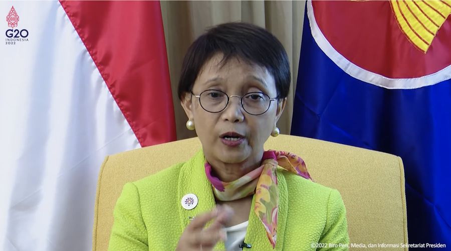 Menteri Luar Negeri Retno Marsudi memberikan keterangan pers di hari pertama penyelenggaraan KTT ASEAN Kamboja usai pertemuan dengan Perdana Menteri Singapura Lee Hsien Loong di Phnom Penh. (Tangkapan layar Setpres RI)