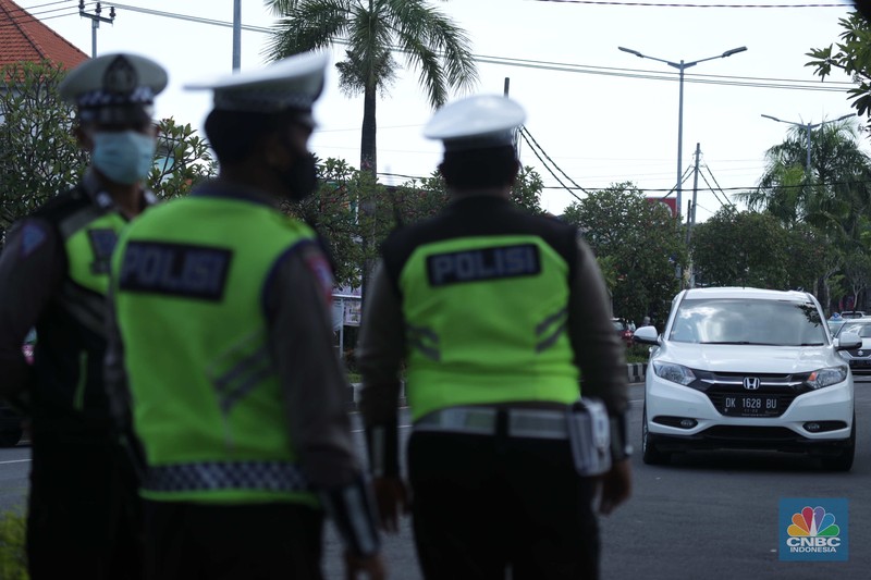 Penerapan ganjil genap di sepuluh ruas jalan di Bali selama Konferensi Tingkat Tinggi (KTT) G20 belum berlaku hari ini Jumat (11/11/2022) hingga Jumat (17/11/2022). Masyarakat yang melintasi jalan ini masih bisa melewatinya. CNBC Indonesia/Tri Susilo)