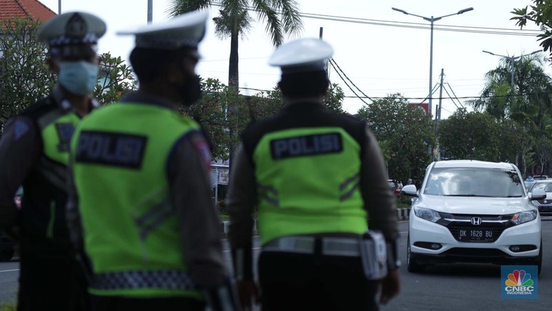 Penerapan ganjil genap di sepuluh ruas jalan di Bali selama Konferensi Tingkat Tinggi (KTT) G20 belum berlaku hari ini Jumat (11/11/2022) hingga Jumat (17/11/2022). Masyarakat yang melintasi jalan ini masih bisa melewatinya. CNBC Indonesia/Tri Susilo)