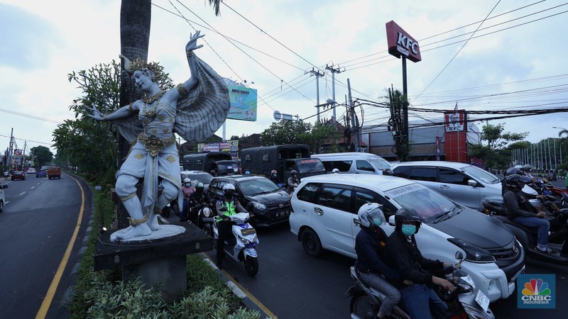 Penerapan ganjil genap di sepuluh ruas jalan di Bali selama Konferensi Tingkat Tinggi (KTT) G20 belum berlaku hari ini Jumat (11/11/2022) hingga Jumat (17/11/2022). Masyarakat yang melintasi jalan ini masih bisa melewatinya. Penerapan ganjil genap di sepuluh ruas jalan di Bali selama Konferensi Tingkat Tinggi (KTT) G20 belum berlaku hari ini Jumat (11/11/2022) hingga Jumat (17/11/2022). Masyarakat yang melintasi jalan ini masih bisa melewatinya. CNBC Indonesia/Tri Susilo)