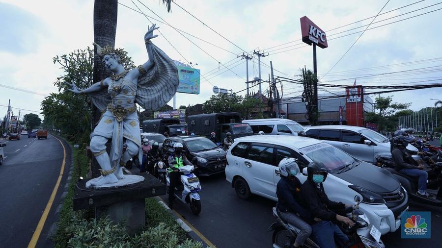 Penerapan ganjil genap di sepuluh ruas jalan di Bali selama Konferensi Tingkat Tinggi (KTT) G20 belum berlaku hari ini Jumat (11/11/2022) hingga Jumat (17/11/2022). Masyarakat yang melintasi jalan ini masih bisa melewatinya. CNBC Indonesia/Tri Susilo)