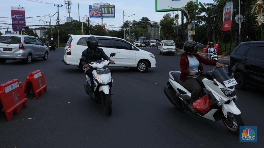 Penerapan ganjil genap di sepuluh ruas jalan di Bali selama Konferensi Tingkat Tinggi (KTT) G20 belum berlaku hari ini Jumat (11/11/2022) hingga Jumat (17/11/2022). Masyarakat yang melintasi jalan ini masih bisa melewatinya. (CNBC Indonesia/Tri Susilo)