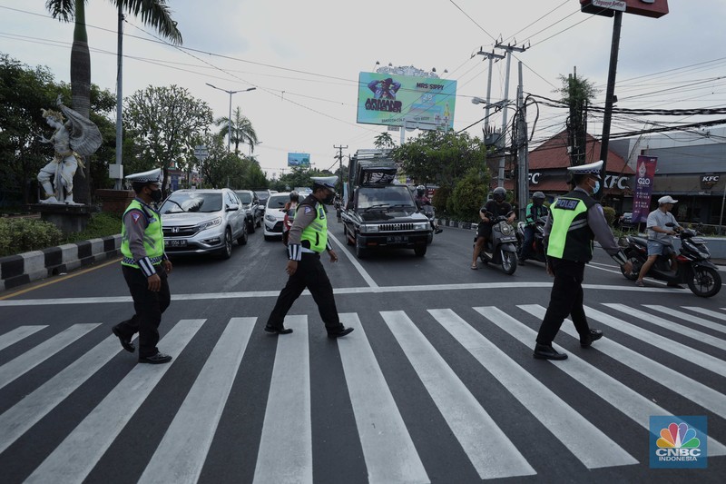 Penerapan ganjil genap di sepuluh ruas jalan di Bali selama Konferensi Tingkat Tinggi (KTT) G20 belum berlaku hari ini Jumat (11/11/2022) hingga Jumat (17/11/2022). Masyarakat yang melintasi jalan ini masih bisa melewatinya. Penerapan ganjil genap di sepuluh ruas jalan di Bali selama Konferensi Tingkat Tinggi (KTT) G20 belum berlaku hari ini Jumat (11/11/2022) hingga Jumat (17/11/2022). Masyarakat yang melintasi jalan ini masih bisa melewatinya. CNBC Indonesia/Tri Susilo)