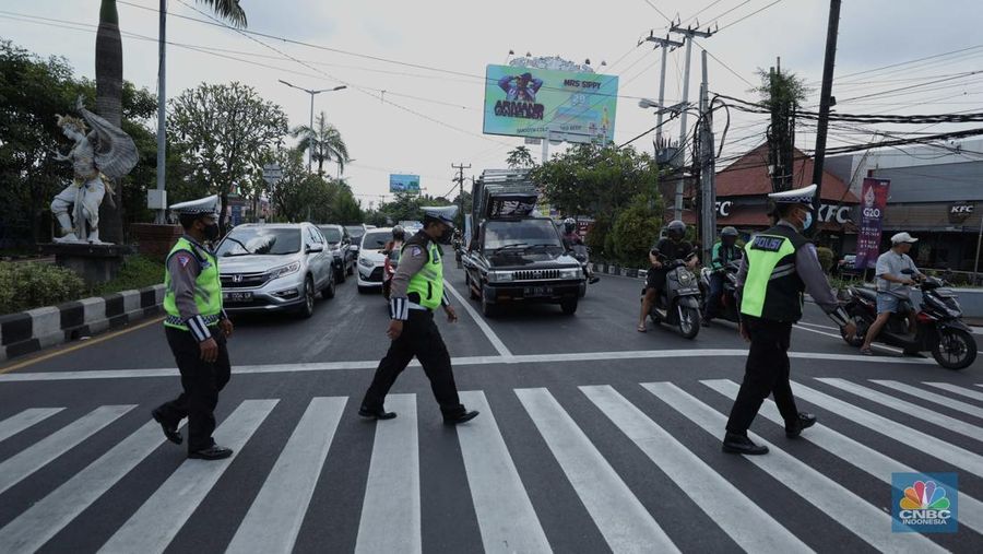 Penerapan ganjil genap di sepuluh ruas jalan di Bali selama Konferensi Tingkat Tinggi (KTT) G20 belum berlaku hari ini Jumat (11/11/2022) hingga Jumat (17/11/2022). Masyarakat yang melintasi jalan ini masih bisa melewatinya. CNBC Indonesia/Tri Susilo)