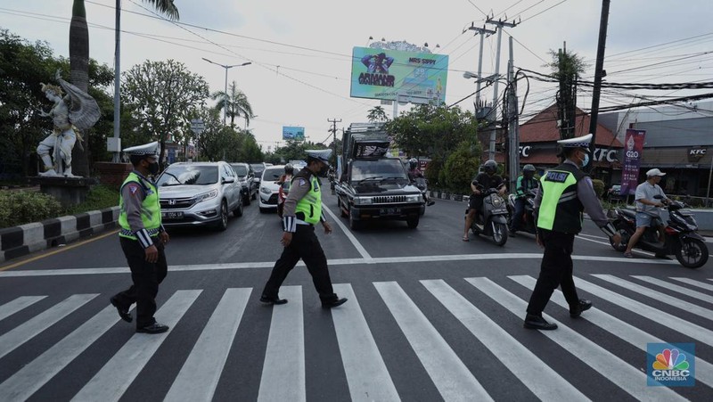 Penerapan ganjil genap di sepuluh ruas jalan di Bali selama Konferensi Tingkat Tinggi (KTT) G20 belum berlaku hari ini Jumat (11/11/2022) hingga Jumat (17/11/2022). Masyarakat yang melintasi jalan ini masih bisa melewatinya. CNBC Indonesia/Tri Susilo)
