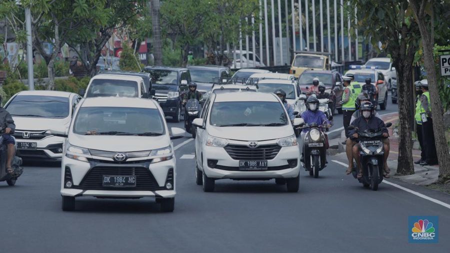 Penerapan ganjil genap di sepuluh ruas jalan di Bali selama Konferensi Tingkat Tinggi (KTT) G20 belum berlaku hari ini Jumat (11/11/2022) hingga Jumat (17/11/2022). Masyarakat yang melintasi jalan ini masih bisa melewatinya. CNBC Indonesia/Tri Susilo)