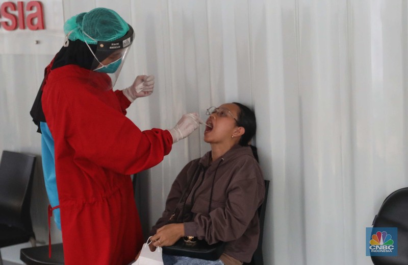 Pengunjung melakukan pemeriksaan test Covid-19 di salah satu Lab test Covid-19 di kawasan Cilandak, Jakarta, Kamis (11/11/2022). (CNBC Indonesia/ Muhammad Sabki)