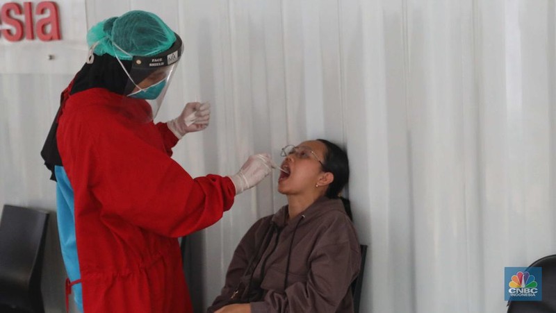 Pengunjung melakukan pemeriksaan test Covid-19 di salah satu Lab test Covid-19 di kawasan Cilandak, Jakarta, Kamis (11/11/2022). (CNBC Indonesia/ Muhammad Sabki)