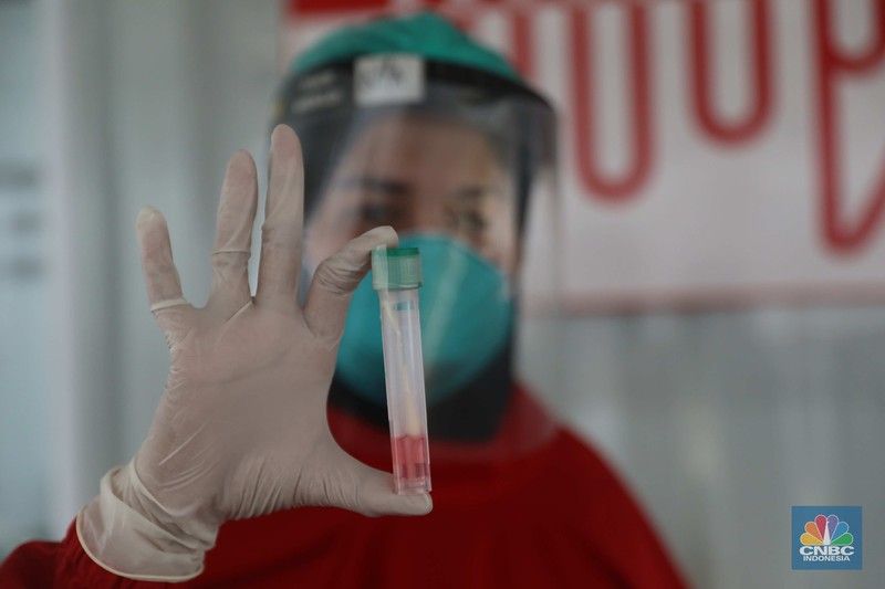 Pengunjung melakukan pemeriksaan test Covid-19 di salah satu Lab test Covid-19 di kawasan Cilandak, Jakarta, Kamis (11/11/2022). (CNBC Indonesia/ Muhammad Sabki)