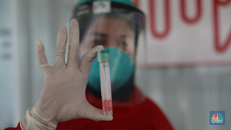 Pengunjung melakukan pemeriksaan test Covid-19 di salah satu Lab test Covid-19 di kawasan Cilandak, Jakarta, Kamis (11/11/2022). (CNBC Indonesia/ Muhammad Sabki)