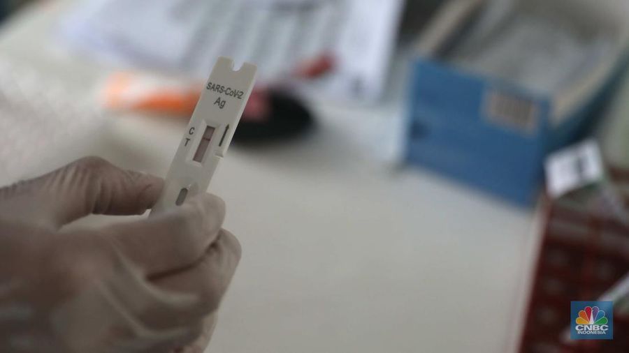 Pengunjung melakukan pemeriksaan test Covid-19 di salah satu Lab test Covid-19 di kawasan Cilandak, Jakarta, Kamis (11/11/2022). (CNBC Indonesia/ Muhammad Sabki)