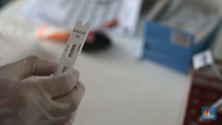 Pengunjung melakukan pemeriksaan test Covid-19 di salah satu Lab test Covid-19 di kawasan Cilandak, Jakarta, Kamis (11/11/2022). Pengunjung melakukan pemeriksaan test Covid-19 di salah satu Lab test Covid-19 di kawasan Cilandak, Jakarta, Kamis (11/11/2022). (CNBC Indonesia/ Muhammad Sabki)
