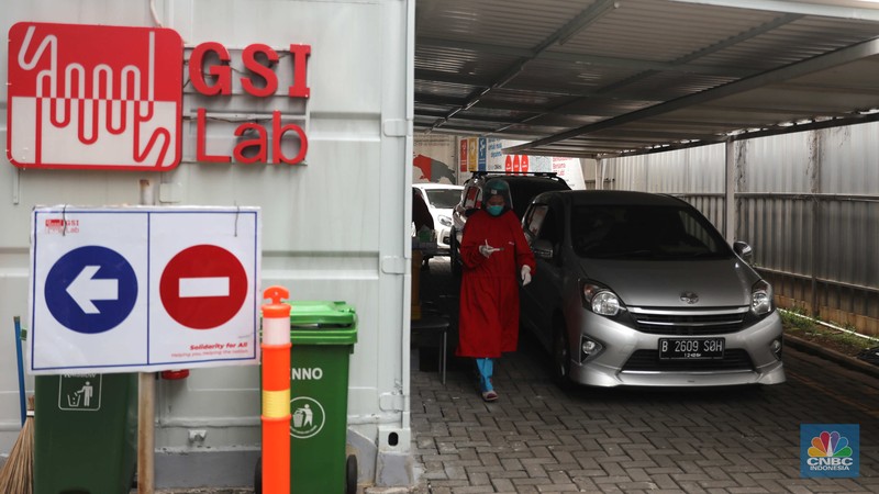 Pengunjung melakukan pemeriksaan test Covid-19 di salah satu Lab test Covid-19 di kawasan Cilandak, Jakarta, Kamis (11/11/2022). (CNBC Indonesia/ Muhammad Sabki)