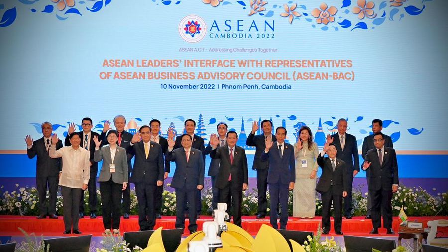 Pertemuan pemimpin ASEAN dengan ASEAN Business Advisory Council (ASEAN-BAC) di hotel Sokha, Phnom Penh, Kamboja, Kamis (10/11/2022). (Foto: Laily Rachev - Biro Pers Sekretariat Presiden)