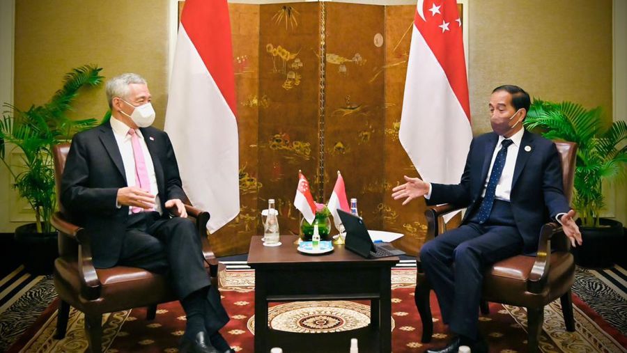 Pesiden Joko Widodo melakukan pertemuan bilateral dengan Perdana Menteri Singapura Lee Hsien Loong di Hotel Sofitel Phnom Penh, Kamboja, Kamis (10/11/2022). Dalam keterangannya usai pertemuan, Menteri Luar Negeri Retno Marsudi mengatakan, ada beberapa isu yang dibahas oleh Presiden Jokowi dan PM Lee yaitu soal G20, isu Myanmar dan rencana pertemuan leaders’ retreat tahun depan. (Foto: Laily Rachev - Biro Pers Sekretariat Presiden)