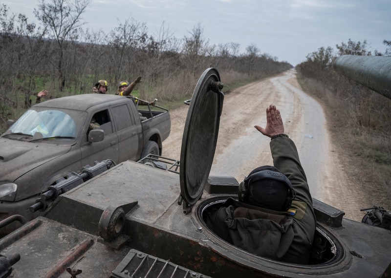 Prajurit Ukraina menyiapkan senjata self-propelled 2S7 Pion untuk menembak pada suatu posisi, saat serangan Rusia terhadap Ukraina berlanjut di garis depan di wilayah Kherson, Ukraina, Rabu (9/11/2022). (REUTERS/Viacheslav Ratynskyi)