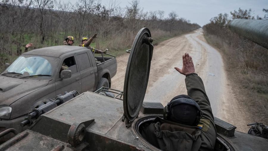 Prajurit Ukraina menyiapkan senjata self-propelled 2S7 Pion untuk menembak pada suatu posisi, saat serangan Rusia terhadap Ukraina berlanjut di garis depan di wilayah Kherson, Ukraina, Rabu (9/11/2022). (REUTERS/Viacheslav Ratynskyi)