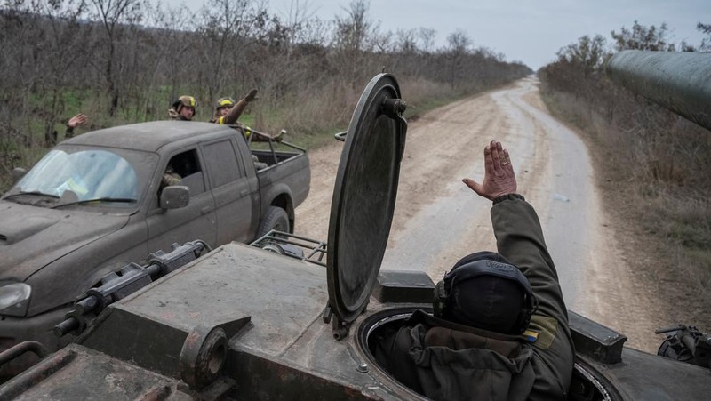 Prajurit Ukraina menyiapkan senjata self-propelled 2S7 Pion untuk menembak pada suatu posisi, saat serangan Rusia terhadap Ukraina berlanjut di garis depan di wilayah Kherson, Ukraina, Rabu (9/11/2022). (REUTERS/Viacheslav Ratynskyi)