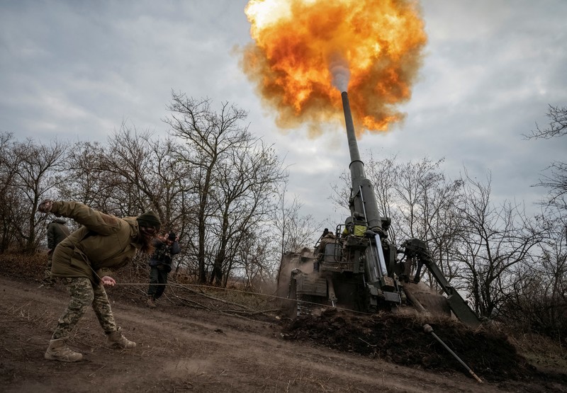 Prajurit Ukraina menembakkan senjata self-propelled 2S7 Pion pada suatu posisi, saat serangan Rusia terhadap Ukraina berlanjut di garis depan di wilayah Kherson, Ukraina, Rabu (9/11/2022). (REUTERS/Viacheslav Ratynskyi)