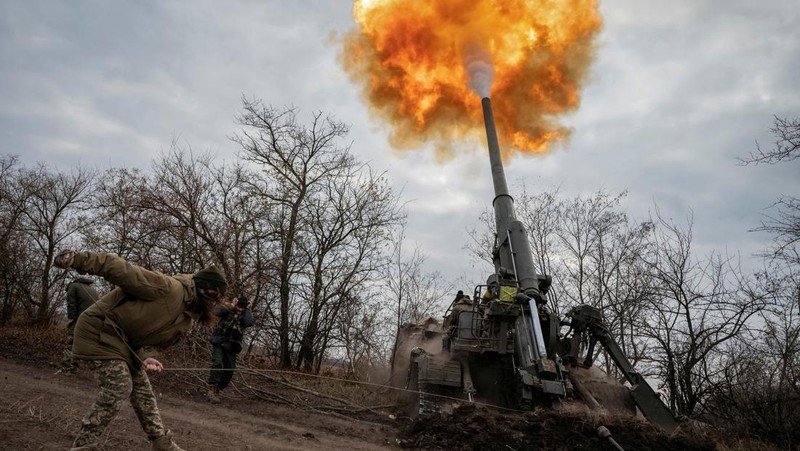 Prajurit Ukraina menembakkan senjata self-propelled 2S7 Pion pada suatu posisi, saat serangan Rusia terhadap Ukraina berlanjut di garis depan di wilayah Kherson, Ukraina, Rabu (9/11/2022). (REUTERS/Viacheslav Ratynskyi)
