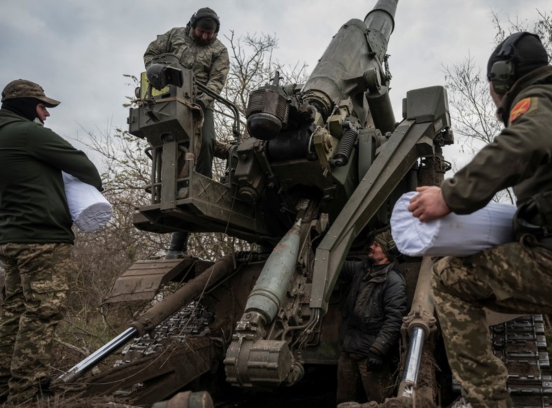 Prajurit Ukraina menyiapkan senjata self-propelled 2S7 Pion untuk menembak pada suatu posisi, saat serangan Rusia terhadap Ukraina berlanjut di garis depan di wilayah Kherson, Ukraina, Rabu (9/11/2022). (REUTERS/Viacheslav Ratynskyi)