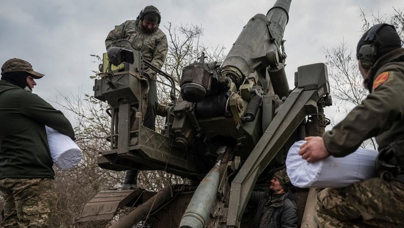 Prajurit Ukraina menyiapkan senjata self-propelled 2S7 Pion untuk menembak pada suatu posisi, saat serangan Rusia terhadap Ukraina berlanjut di garis depan di wilayah Kherson, Ukraina, Rabu (9/11/2022). (REUTERS/Viacheslav Ratynskyi)