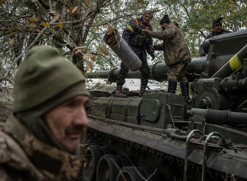 Prajurit Ukraina menembakkan senjata self-propelled 2S7 Pion di wilayah Kherson, Ukraina Saat Serangan Rusia Prajurit Ukraina menyiapkan senjata self-propelled 2S7 Pion untuk menembak pada suatu posisi, saat serangan Rusia terhadap Ukraina berlanjut di garis depan di wilayah Kherson, Ukraina, Rabu (9/11/2022). (REUTERS/Viacheslav Ratynskyi)